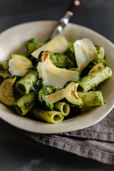 Pasta Verde Con Calabacín Queso Parmesano Sobre Una Superficie Gris — Foto de Stock