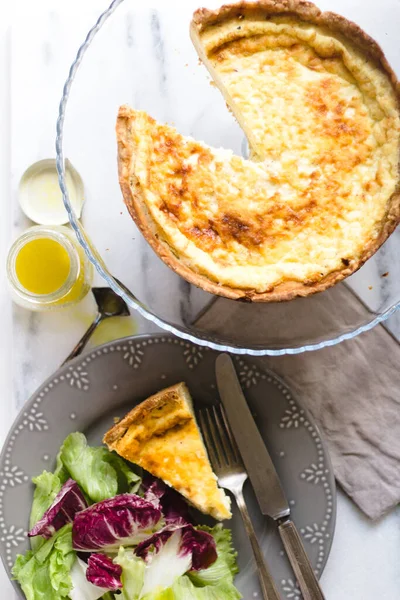 Quiche Mit Buntem Salat Und Dressing Auf Einer Marmoroberfläche — Stockfoto