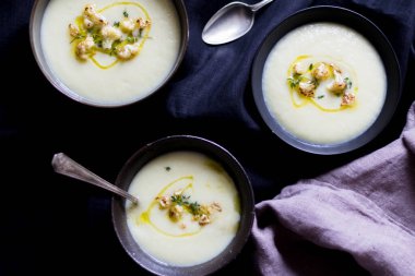 Koyu arkaplanda karnabaharlı kremalı çorba..