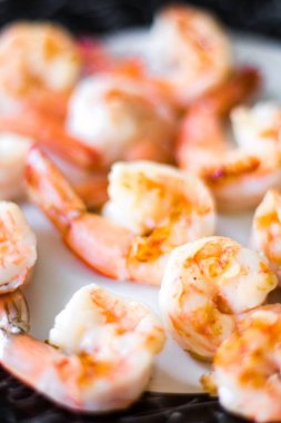 Izgara tavasında kurutulmuş karides..