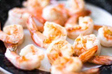 Izgara tavasında kurutulmuş karides..