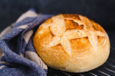 Peçeteli ekşi ekmek..