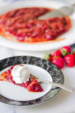 Dilimlenmiş kremalı çilekli tarte tatin..