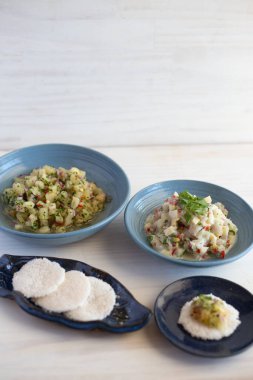Mavi ve beyaz arkaplanda Tapioca ile Ceviche.