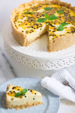 Mermer bir yüzeyde tatlı bir seramik üzerinde meyveli kek..