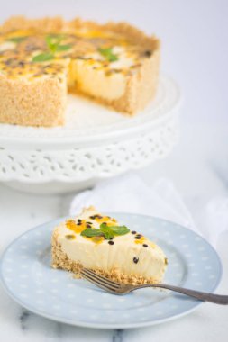 Mermer bir yüzeyde tatlı bir seramik üzerinde meyveli kek..