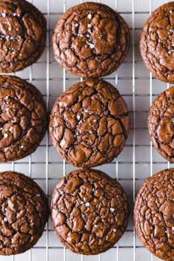 Kurabiye rafında çikolatalı kek..