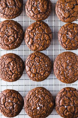 Kurabiye rafında çikolatalı kek..