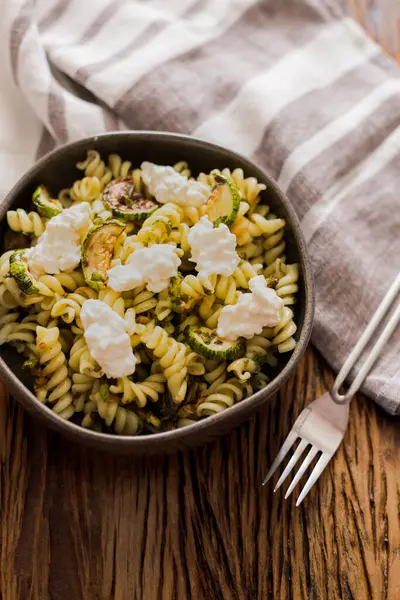 Ensalada Pasta Con Calabacín Aderezo Pesto Queso Blanco — Foto de Stock