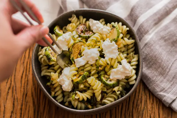 Ensalada Pasta Con Calabacín Aderezo Pesto Queso Blanco — Foto de Stock