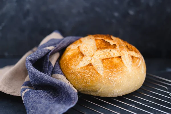 Hausgemachtes Sauerteigbrot Auf Drahtgestell Und Rustikaler Serviette — Stockfoto