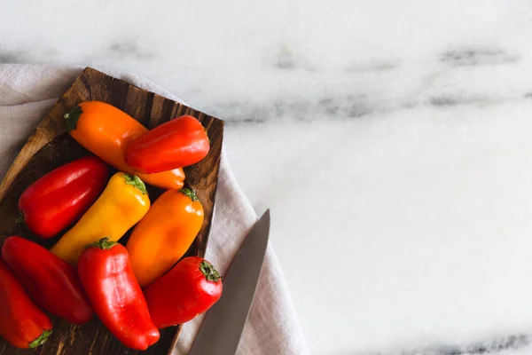 Színes Kis Paprika Egy Márvány Felületen — Stock Fotó