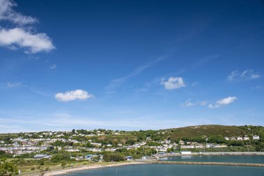 Goodwick kasabası Pembrokeshire kıyı yolu Köy feribot limanı Fishguard Roslaire 'e