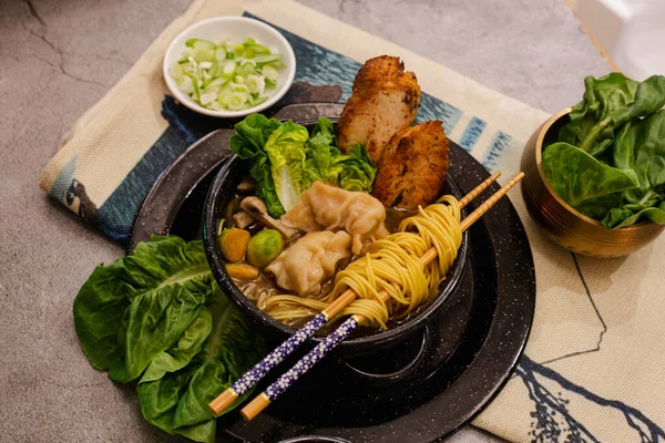 Ramen, protein içeren doğu çorbası.