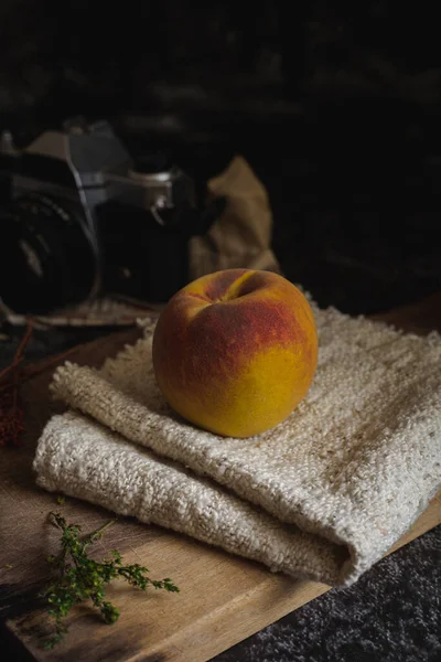 Geçmişi koyu şeftali. fotoğraf makinesi sahne arkasında.