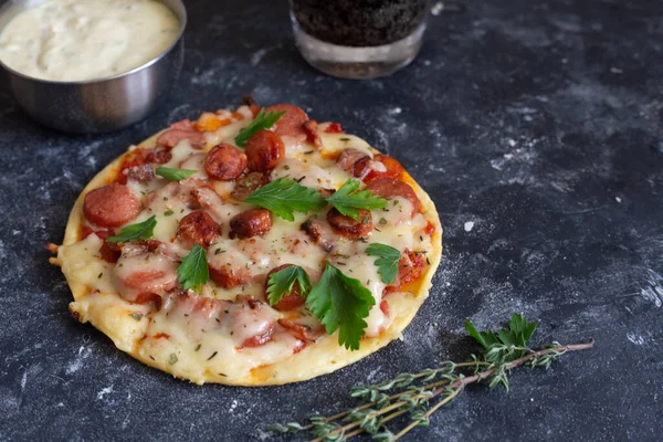Ev yapımı pizza. Küçük pizza restoranı. sığdır.