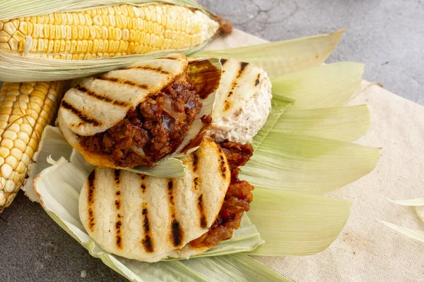 Tavuk, et ve domuz etli arepa. (Kolombiya ve Venezuela tipik yiyecekler)