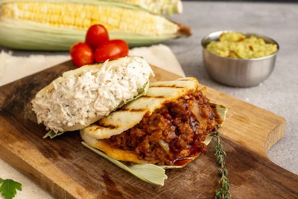 Tipik Kolombiya restoranı yemekleri. arepas