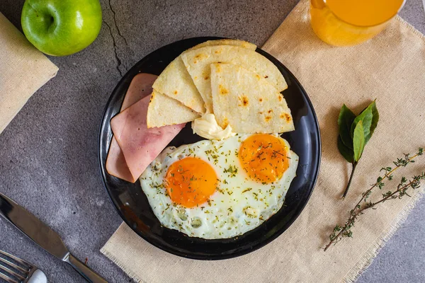 Yumurta, jambon ve krem peynirli Arepa paisa (Kolombiya kahvaltısı)