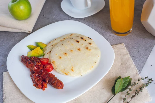 Sosisli ve avokadolu Arepa Paisa. (Kolombiya kahvaltısı)