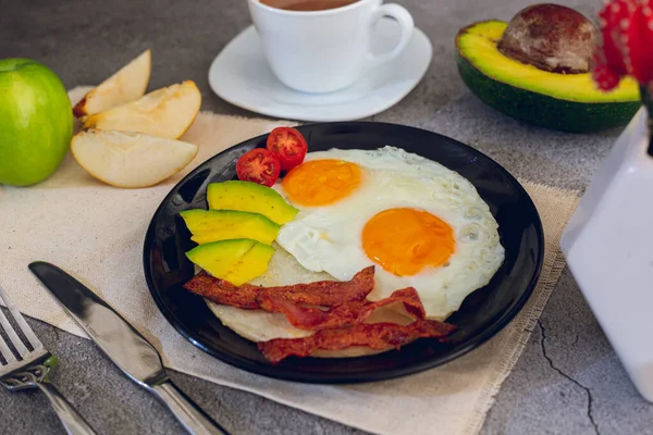 Huevos Con Aguacate Arepa Tocino Tomate Con Bebida Chocolate Desayuno —  Fotos de Stock