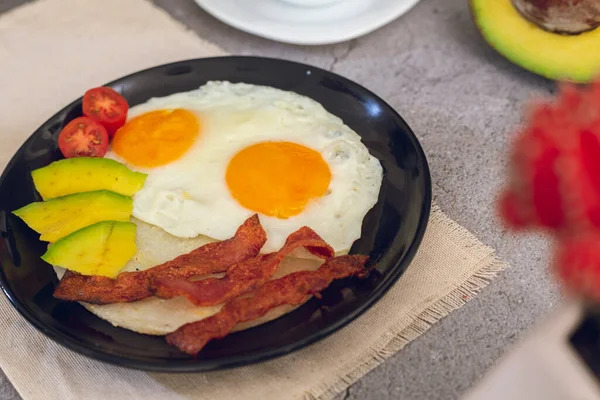 Huevos Con Aguacate Arepa Tocino Tomate Con Bebida Chocolate Desayuno —  Fotos de Stock