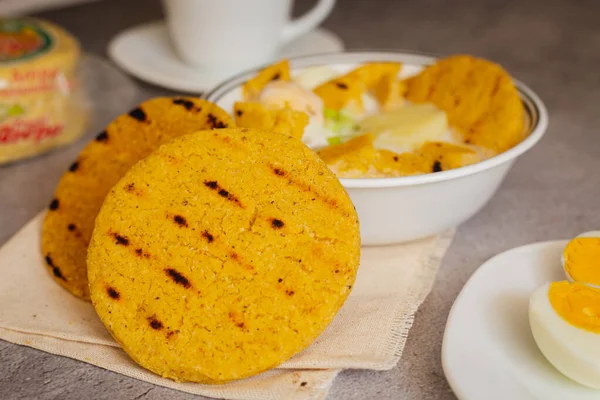 Mısır pelao arepa ile yumurta çorbası. Tipik Kolombiya kahvaltısı (arepa Santandereana)