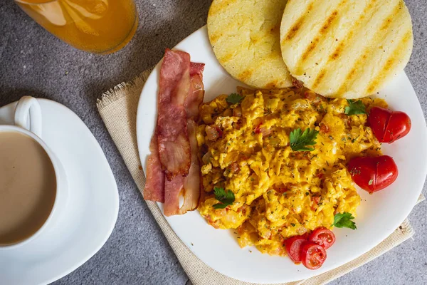 Peynirli arepa ve tocienta. Tipik Kolombiya kahvaltısı.