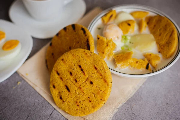 Mısır pelao arepa ile yumurta çorbası. Tipik Kolombiya kahvaltısı (arepa Santandereana)