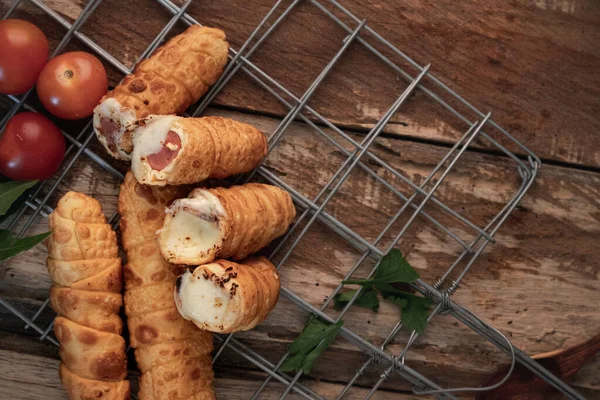 Kolombiya 'nın tipik sosisli ve peynirli parmakları..