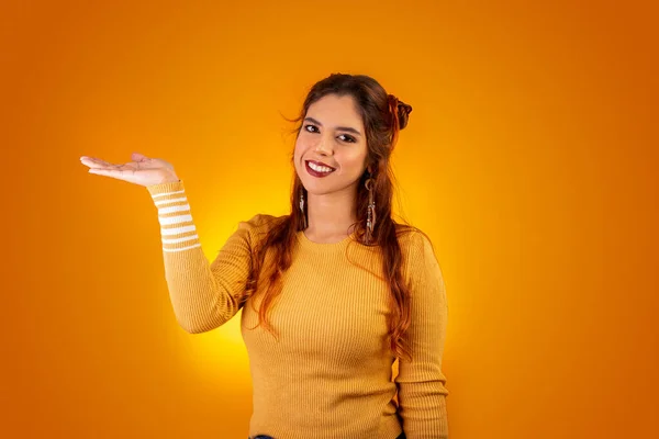Kadın eliyle bilgi gösteriyor, mesaj için yeri var. Sarı arkaplan