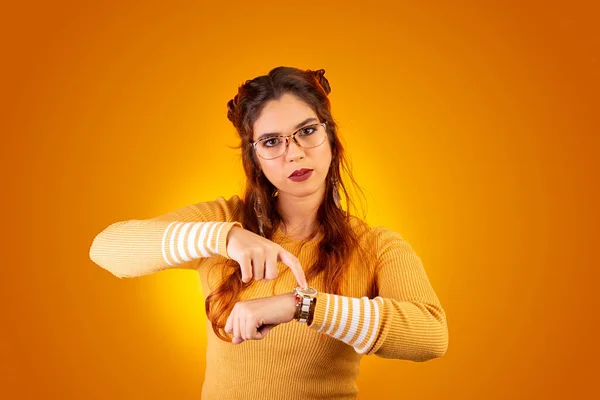 Mujer Mirando Reloj Sobre Fondo Amarillo — Foto de Stock