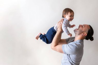Mutlu baba, babalar gününde küçük kızıyla oynayıp onu kendi elleriyle büyütüyor.