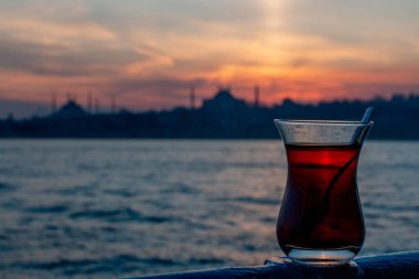 İstanbul Boğazı 'nda gün batımının arka planında çay