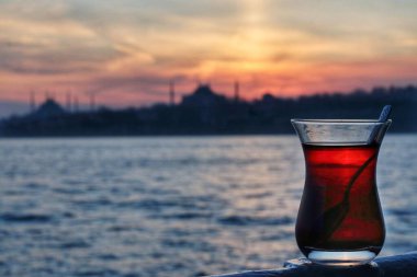İstanbul Boğazı 'nda gün batımının arka planında çay