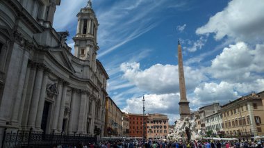 Roma 'daki Navona Meydanı' nın üzerinde bulutlar ve gökyüzü