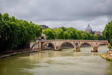 Roma 'daki ağaçlar ve tarihi köprü
