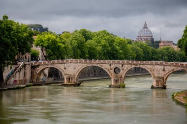 Roma 'daki ağaçlar ve tarihi köprü