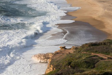 Nazare Portekiz sahilinde güzel bir dalga.