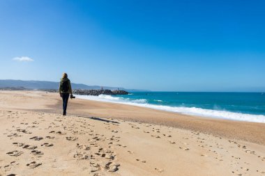 Deniz plajı mavi gökyüzü ve güneş ışığı dinlenme manzarası tasarım kartpostalı ve takvimi için manzara
