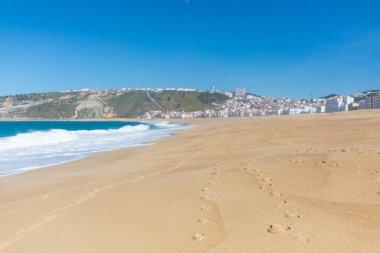 Deniz plajı mavi gökyüzü ve güneş ışığı dinlenme manzarası tasarım kartpostalı ve takvimi için manzara