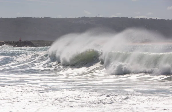 ナザレ ポルトガルの海岸の美しい波 — ストック写真