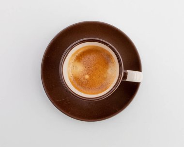 Kahverengi bir bardakta espresso ve sabah beyaz bir parmak izi.