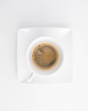 Kare tabağıyla beyaz bir bardakta Espresso.