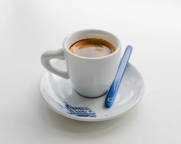 朝に青いプリントの白いカップの中のエスプレッソ — ストック写真