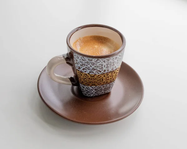 朝に白いプリントの茶色のカップの中のエスプレッソ — ストック写真
