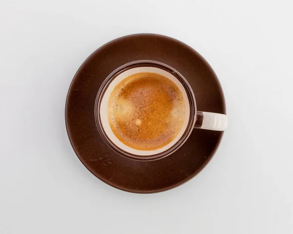 朝に白いプリントの茶色のカップの中のエスプレッソ — ストック写真
