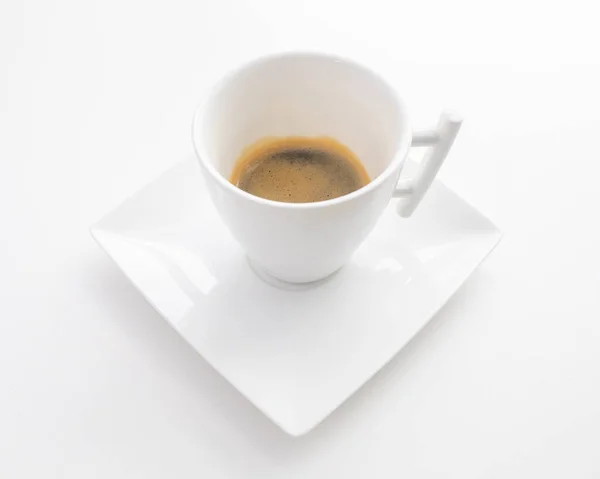 正方形の円盤を持つ白いデザイナーカップのエスプレッソ — ストック写真