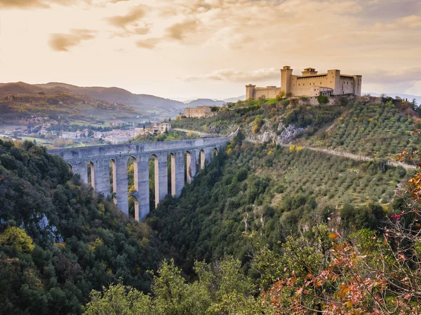 Albornoz mittelalterliche burg und ponte delle torri, spoleto, italien — Stockfoto