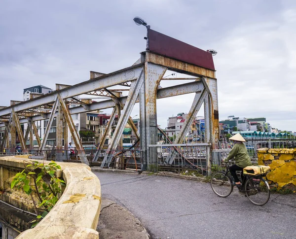 De brug Long Bien per fiets, Hanoi, Vietnam Stockfoto